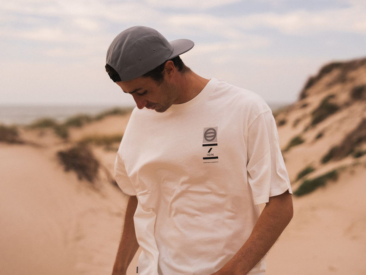 ION Vibes T-Shirt 2026 in Weiß mit Brusttasche-Print, Baumwolle, Frontansicht getragen in Wüstenlandschaft