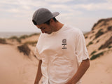 ION Vibes T-Shirt 2026 in Weiß mit Brusttasche-Print, Baumwolle, Frontansicht getragen in Wüstenlandschaft