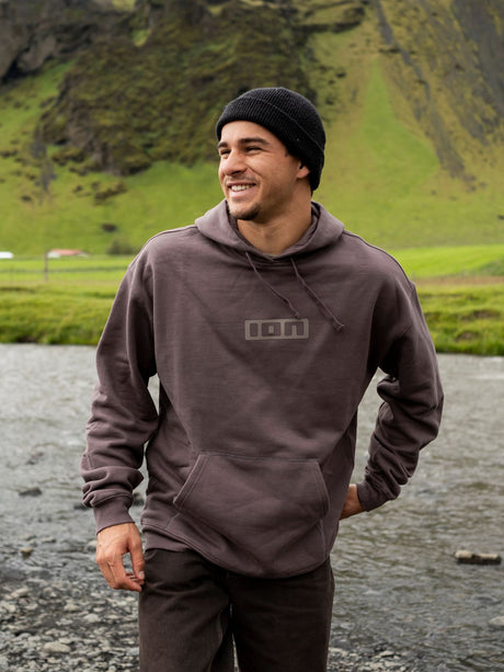 ION IONIC Hoodie 2026 in Graubraun, Frontansicht auf Person getragen, mit Kapuze und ION-Logo