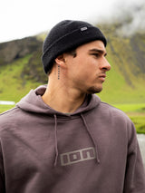 ION IONIC Hoodie 2026 in Grau mit großem ION-Logo, Seitenprofil-Ansicht outdoor