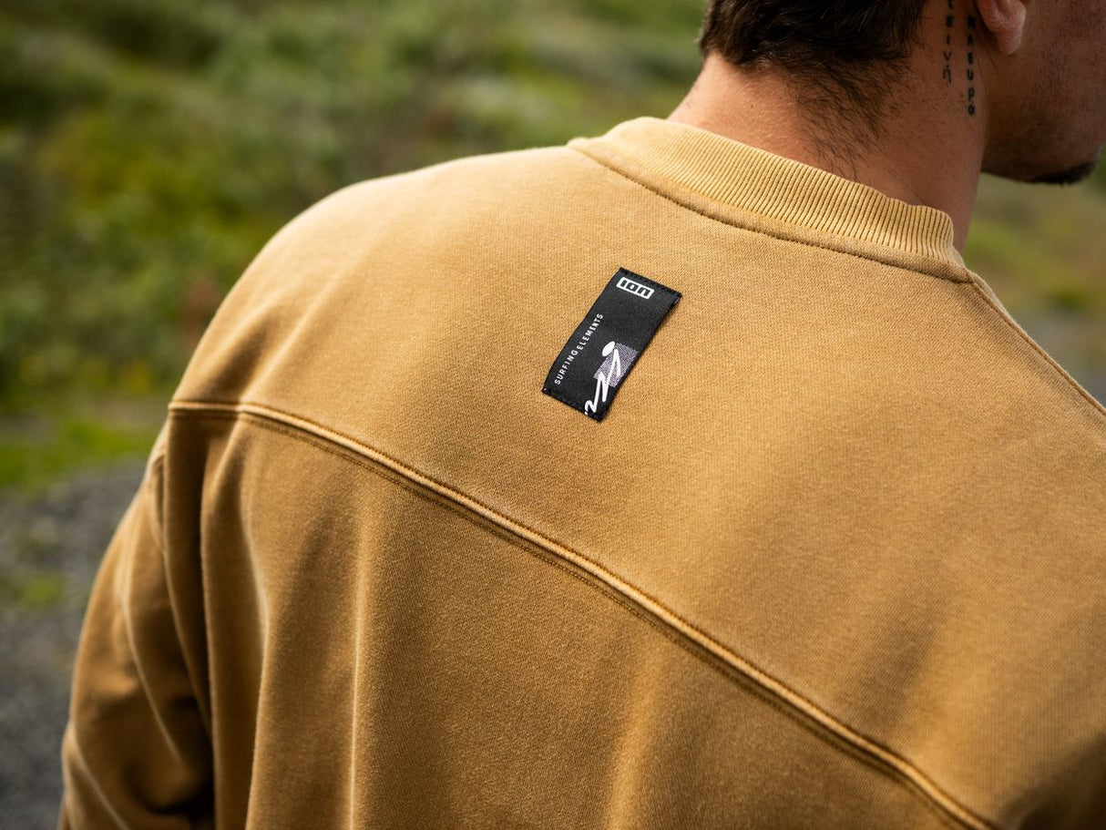 ION Sweater Mood Men in Beige, Rückansicht mit schwarzem Label und Kontrastnähten