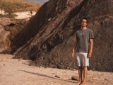 ION Ionic 19 Boardshorts 2026 weiß, Surfer trägt Shorts am Strand, Frontansicht