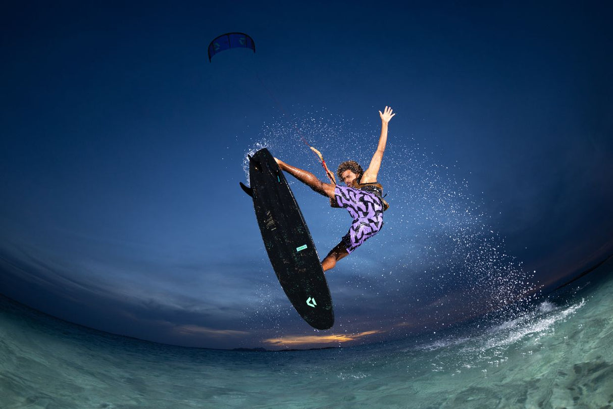 ION Boardshorts AOP 2026 mit Allover-Print, Kitesurfer in Action im Wasser, Frontalansicht