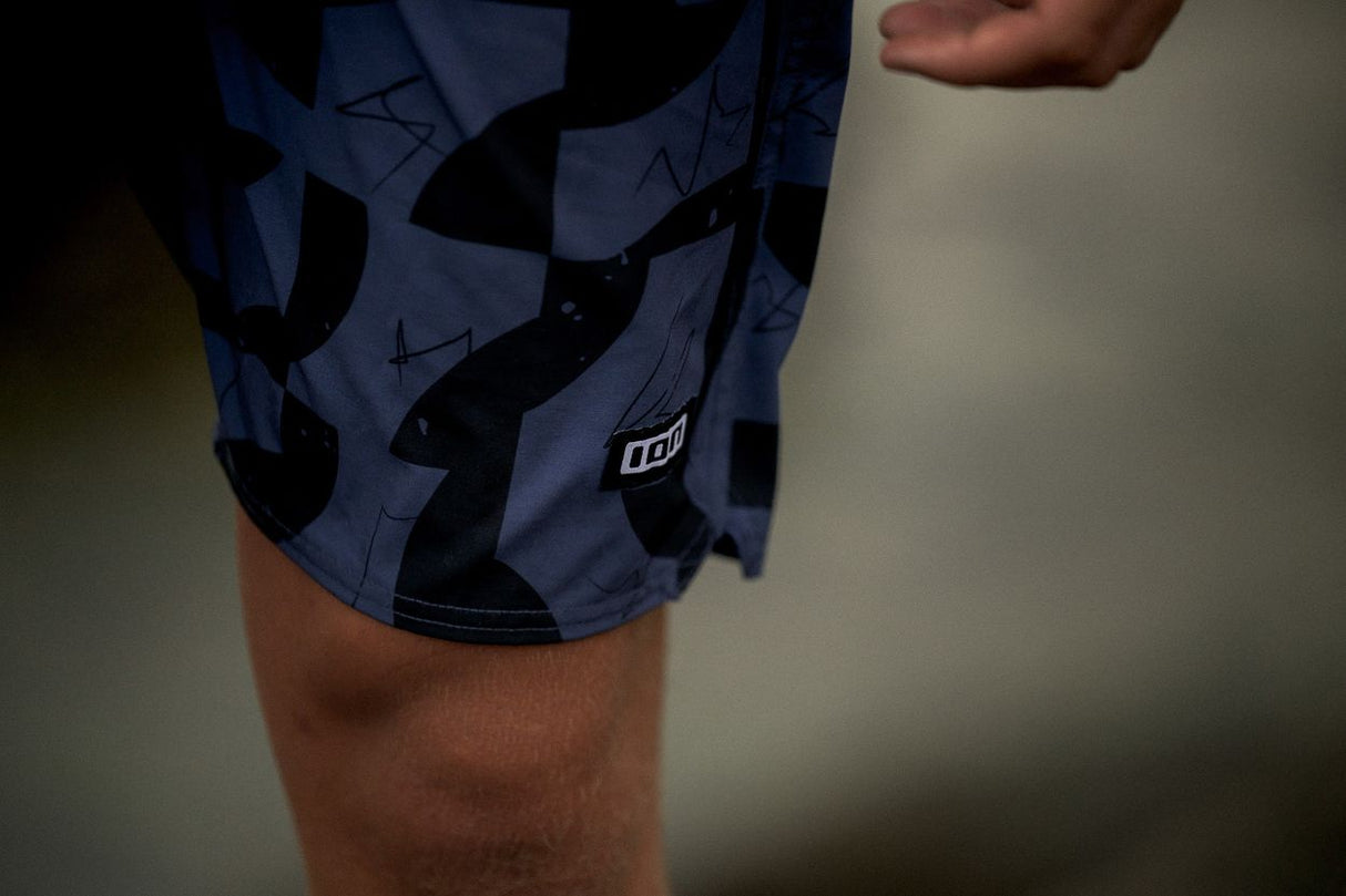 ION Boardshorts AOP 2026 in Blau mit All-Over-Print, Detailansicht an Bein getragen