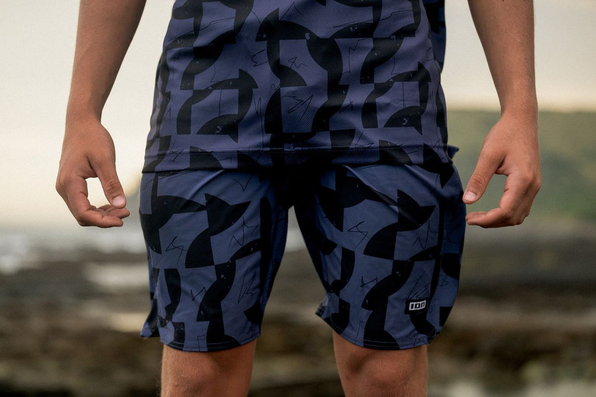 ION Boardshorts AOP 2026 in Blau mit Allover-Print-Muster, Frontansicht an Model getragen
