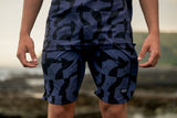 ION Boardshorts AOP 2026 in Blau mit Allover-Print-Muster, Frontansicht an Model getragen