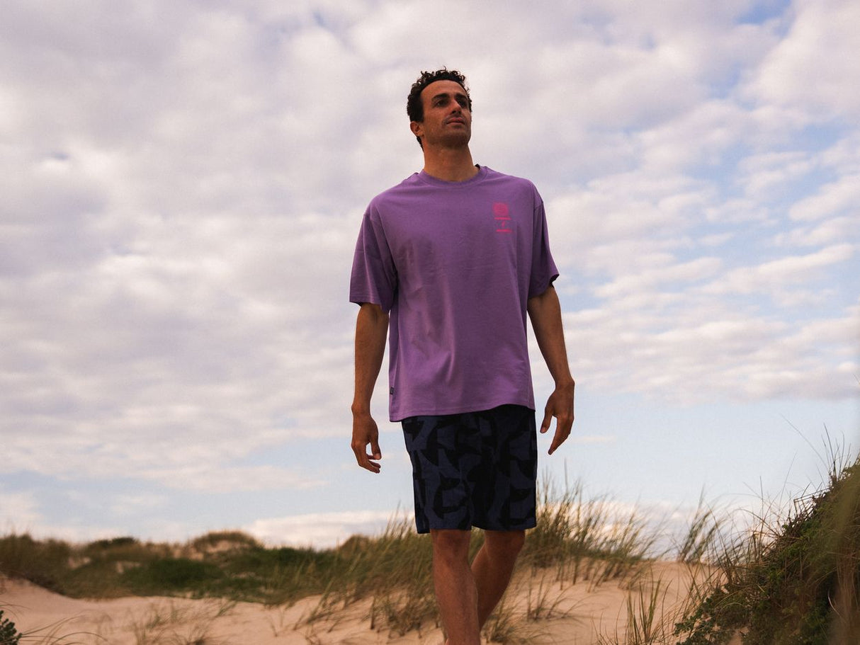 ION Boardshorts AOP 2026 navy mit All-Over-Print, Frontansicht auf Person am Strand