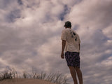 ION Boardshorts AOP 2026 in Dunkelblau mit All-Over-Print, Trägerbild am Strand