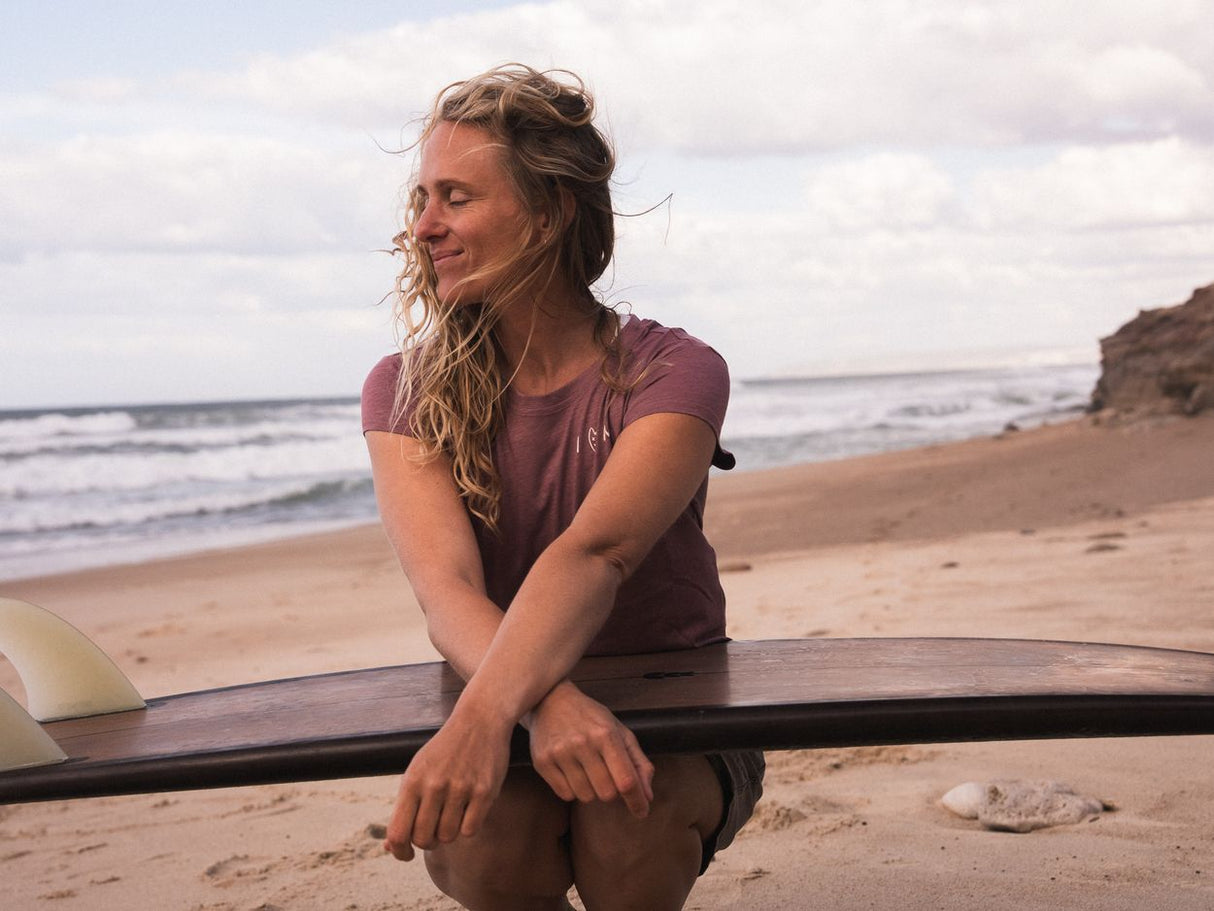 ION Stoked T-Shirt Damen in Bordeaux, Frau mit Surfbrett am Strand, Frontalansicht