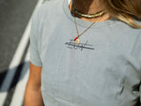 ION Tee Graphic 2026 hellblaues T-Shirt mit schwarzem Grafikdruck, Frontalansicht getragen