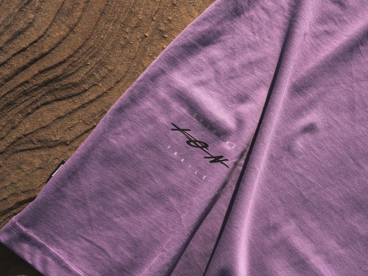 ION Tee Vibes 2026 lila T-Shirt mit Logo-Print auf Holzuntergrund, Detailansicht des Ärmels