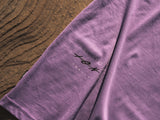 ION Tee Vibes 2026 lila T-Shirt mit Logo-Print auf Holzuntergrund, Detailansicht des Ärmels