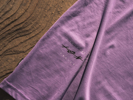 ION Tee Vibes 2026 lila T-Shirt mit Logo-Print auf Holzuntergrund, Detailansicht des Ärmels
