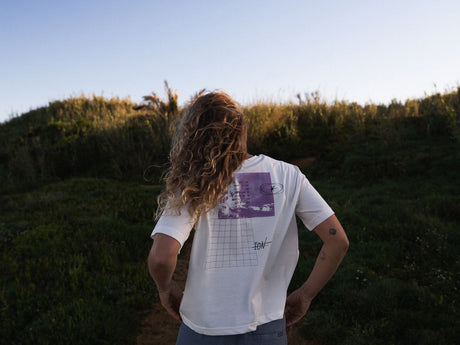 ION Ion Tee Vibes 2026 weißes T-Shirt mit violettem Print, Rückansicht in Natur getragen