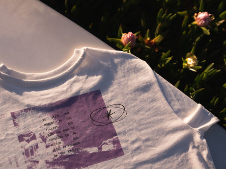ION Tee Vibes 2026 Baumwoll-T-Shirt in Weiß mit Print-Design, Draufsicht auf Blumen und Gras