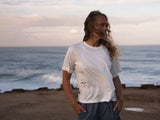 ION Tee Vibes 2026 weißes T-Shirt aus Baumwolle, Frontansicht an einem Strand getragen