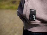 ION Hoody No Bad Days 2026 in Grau mit schwarzem Label, Vorderansicht des Oberteils mit Kängurutasche und Rippenbündchen
