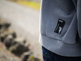 ION Sweater Mood 2026 grau, Strickpullover mit schwarzem Label-Patch an der Seite, Detailansicht
