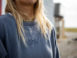 ION Sweater Mood 2026 in Marineblau mit Herz-Logo, Detailaufnahme auf Person getragen