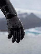 ION Claw Gloves 2026 schwarze Neopren-Handschuhe mit Grip-Flächen, Detailansicht Hand mit Wassertropfen