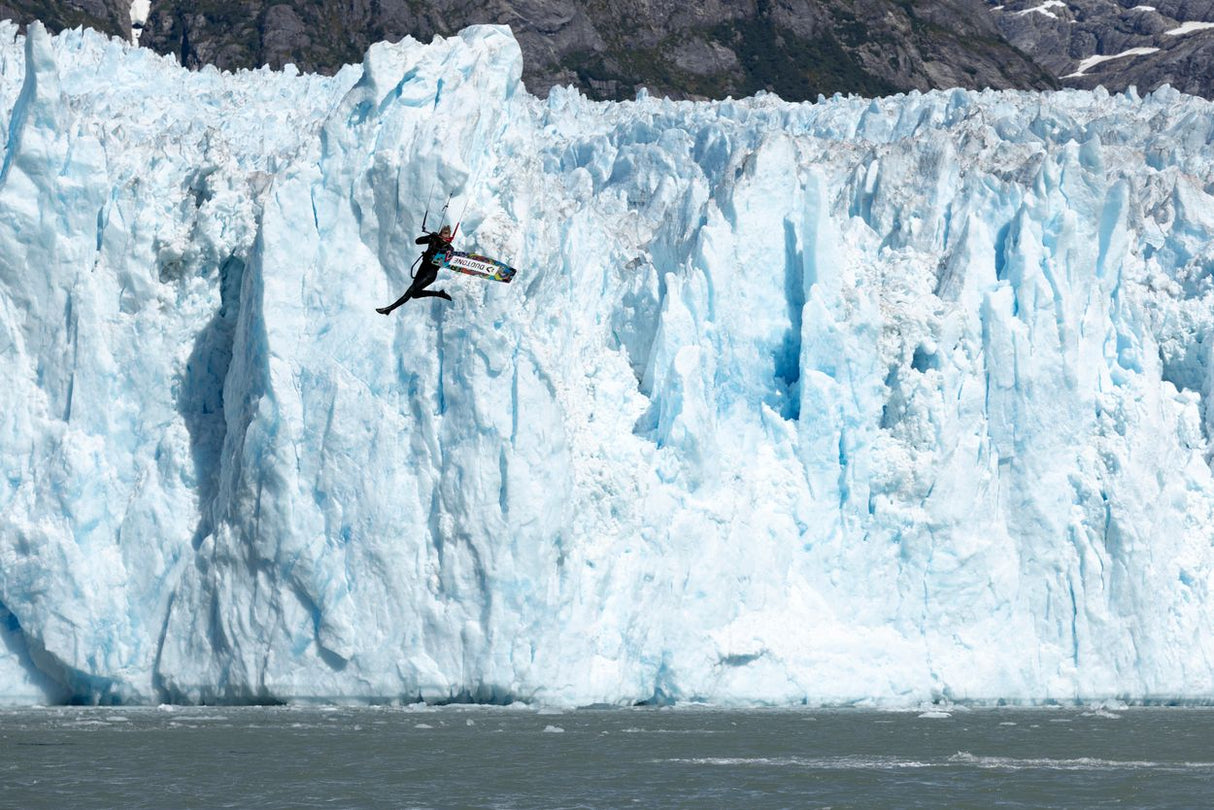 ION Claw Gloves 2026 schwarz, Kitesurfing-Handschuhe in Aktion am Gletscher, Frontalansicht