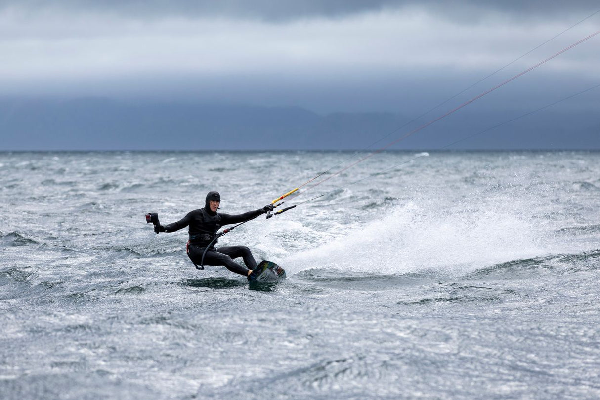 ION Claw Gloves 2026 schwarze Neopren-Kitesurfhandschuhe beim Wassersport, Frontalansicht
