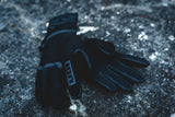 ION Neo Gloves 4/2 2026 schwarz-blau, Neopren-Handschuhe für Wassersport, Detailansicht auf eisiger Oberfläche