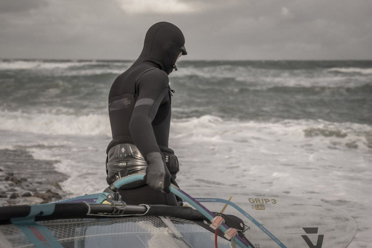 ION Open Palm Mitten 2.5 2026 schwarze Neopren-Handschuhe mit offener Handfläche, am Strand getragen