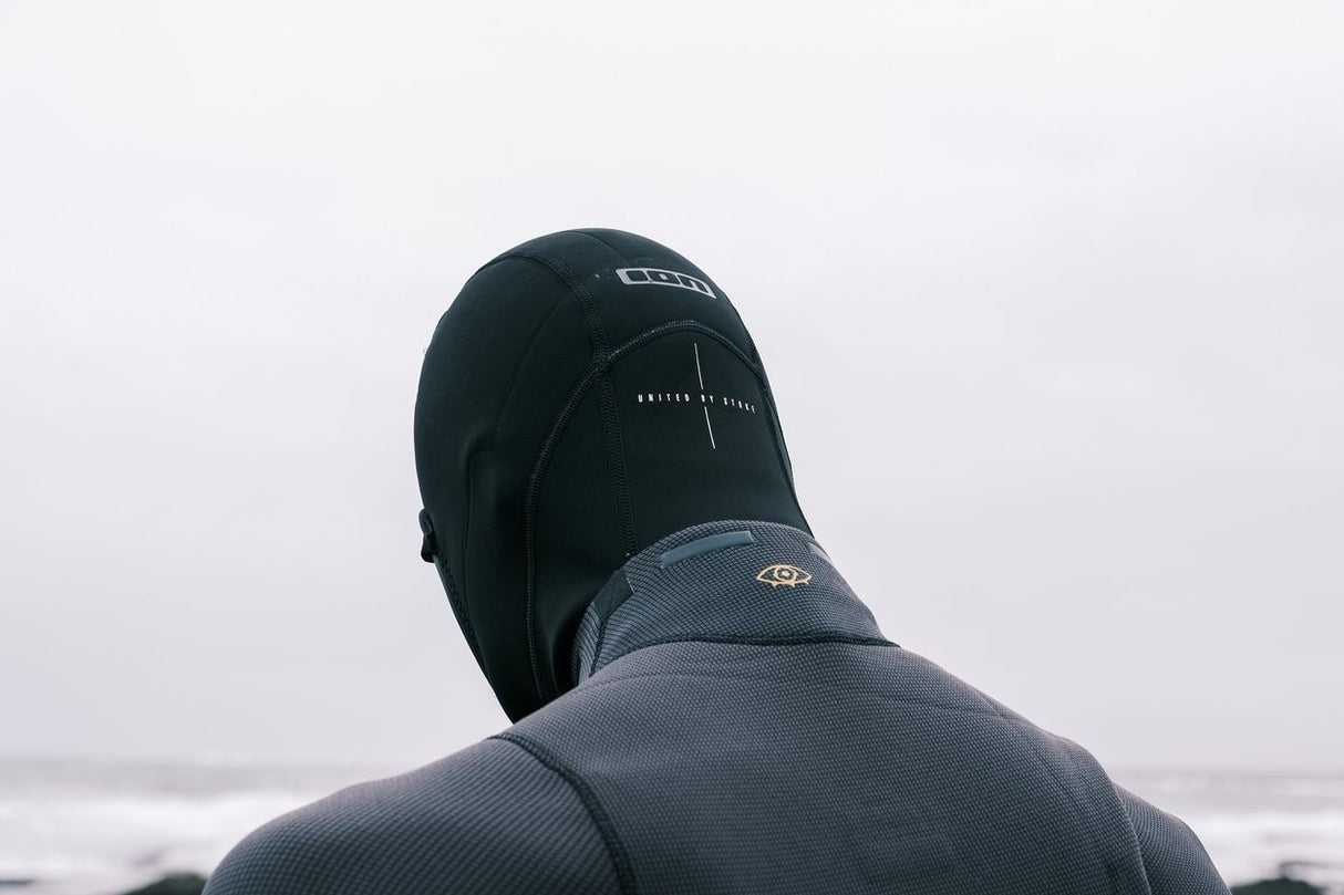 ION Hooded Neo Vest 3/2 schwarzes Neopren mit Kapuze, Rückansicht
