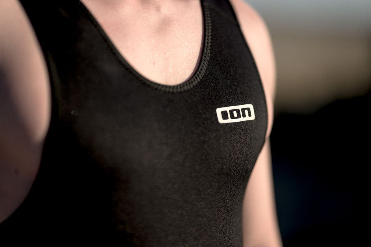 ION Long John 2.5 Herren Neoprenanzug schwarz, Detailaufnahme Oberkörper mit Logo