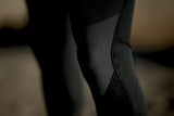 ION Long John 2.5 Herren Neoprenanzug in Schwarz, Detail der Beinpartie mit Nähten, Seitenansicht