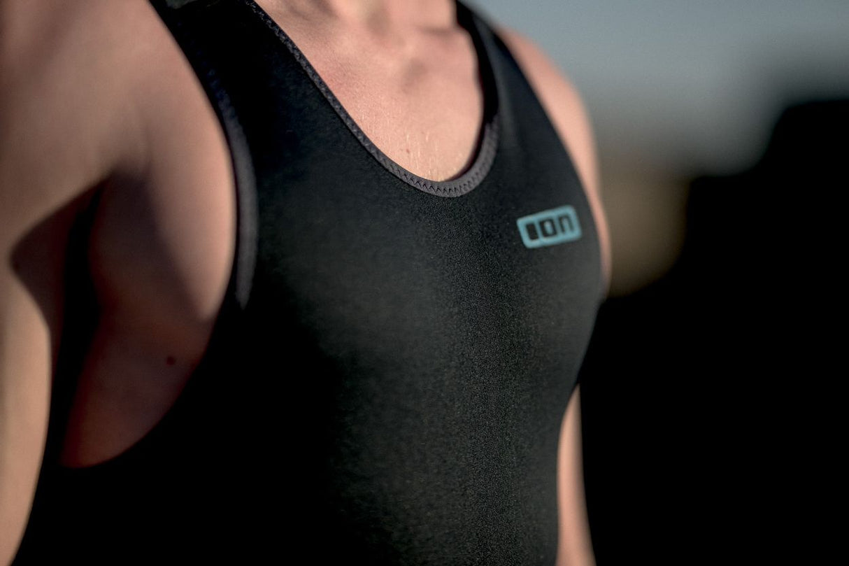 ION Element 2.0 2027 schwarzes Funktions-Tanktop mit ION-Logo, Detailansicht auf Vorderseite