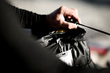 ION Kite Crushbag 2026 schwarz, Transporttasche mit Zugband, in Hand gehalten am Strand