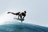 ION Surf Leash Core Ankle 2026 schwarz, Surfer in Aktion auf Welle, Knöchel-Leash in Verwendung