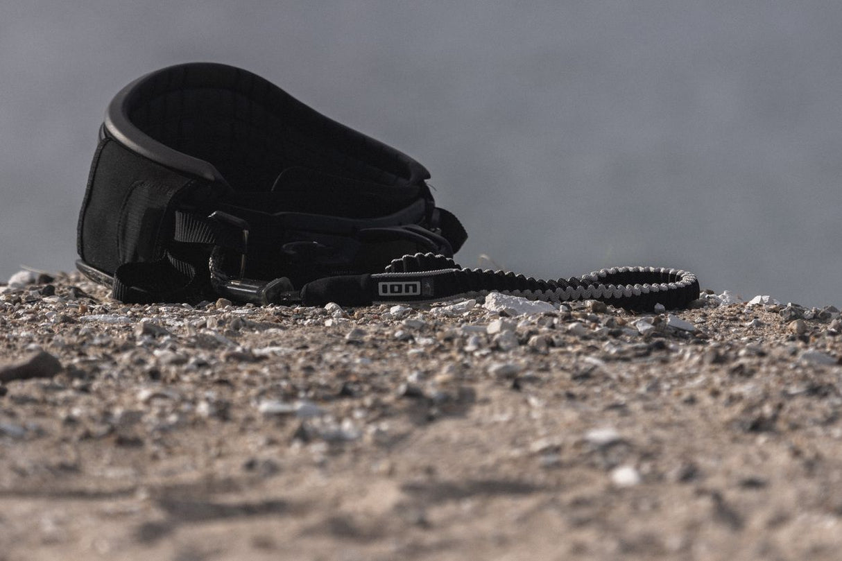 ION Core Long Sicherheitsleine 2026 schwarze Kiteboard-Leine mit Metallkarabiner auf Sand