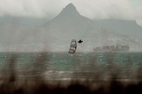 ION Core Long Sicherheitsleine 2026 in Verwendung beim Kiteboarding auf dem Wasser mit Bergkulisse