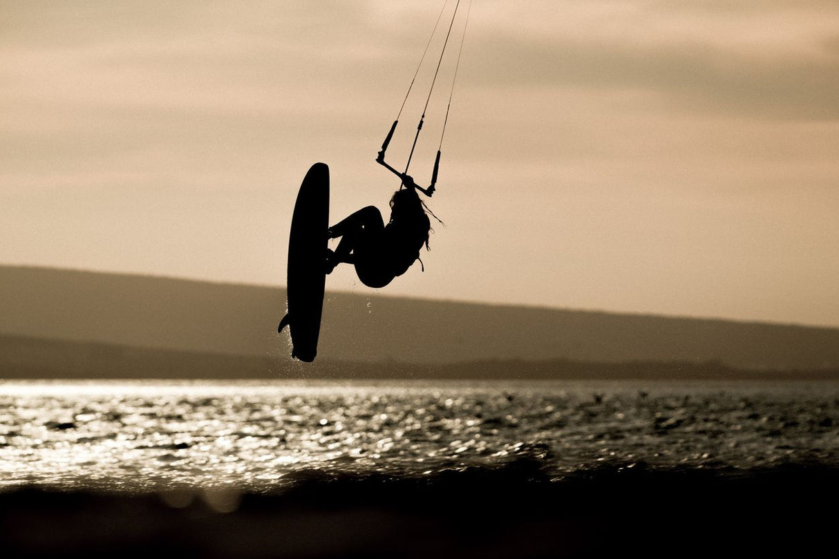 ION Leash Short 2026 Kiteboarding-Leine, schwarz, in Aktion beim Kitesurfen am Wasser
