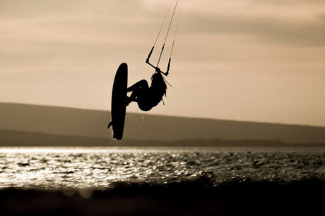 ION Leash Short 2026 Kiteboarding-Leine, schwarz, in Aktion beim Kitesurfen am Wasser