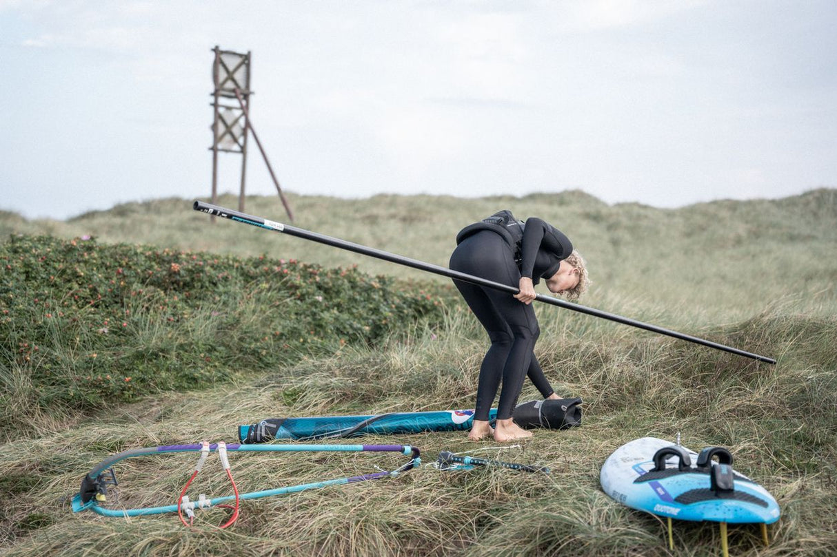 ION Harness Line 2026 Kitesegel-Leine in Blau, Athlet beim Kitesurfing am Strand mit Ausrüstung