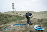 ION Harness Line 2026 Kitesegel-Leine in Blau, Athlet beim Kitesurfing am Strand mit Ausrüstung