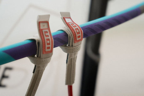 ION Harness Line 2026 Trapez-Verschluss mit roten Markierungen und grauen Textilbändern auf Kite-Leine montiert