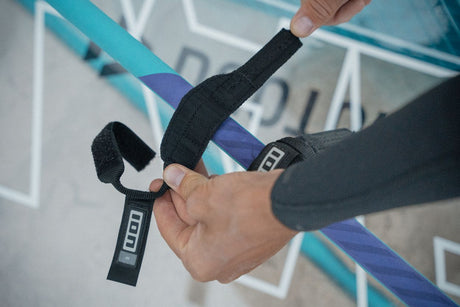 ION Windsurf Harness Line Fix Pro 2026, schwarze Neopren-Hüftgurt-Leine mit Befestigungssystem, Trageansicht