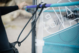 ION Windsurf Harness Line Fix Pro 2026 in Blau und Schwarz, befestigt am Segel, Detailansicht der Befestigungssystem