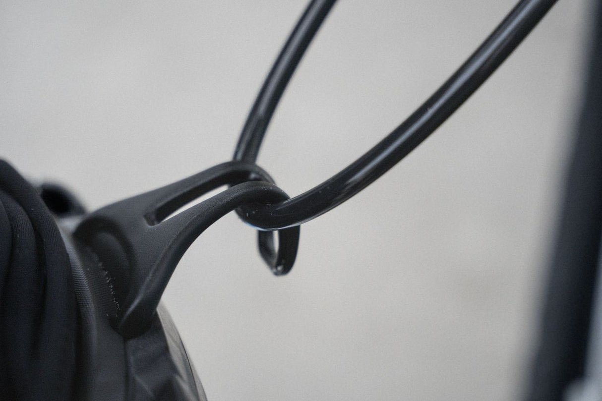 ION Windsurf Harness Line Fix Pro 2026, schwarze Befestigungsleine mit Kunststoffverbinder, Detailaufnahme