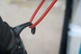 ION Line Fix Pro 2026 Windsurf-Trapezgurt mit roten Leinen und schwarzem Befestigungssystem, Nahaufnahme