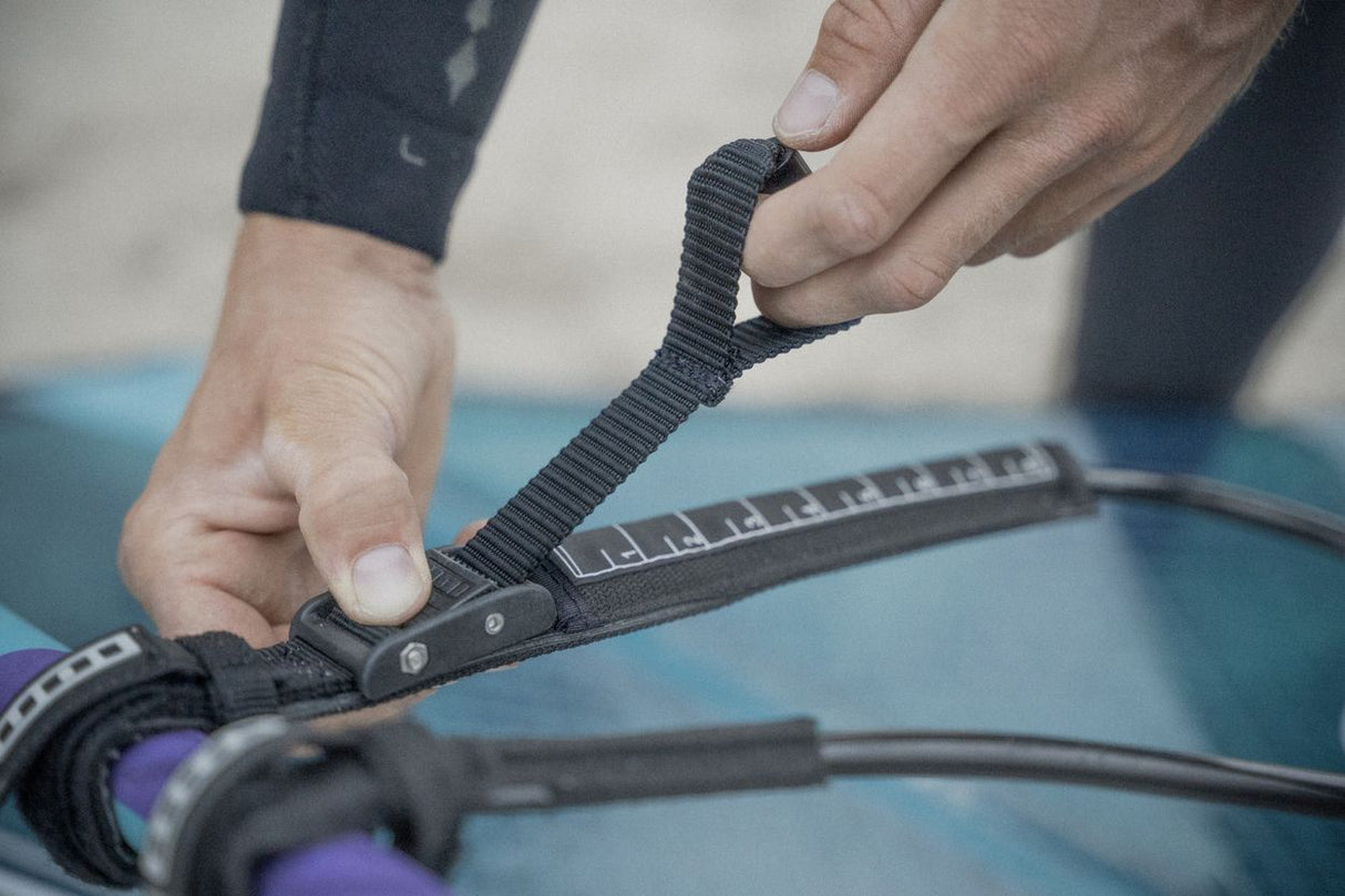 ION Windsurf Harness Line Vario 2026 schwarzes Textilband mit Größenskala, Detailansicht beim Anlegen
