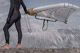 ION Windsurf Harness Line Vario 2026 in Schwarz, Frontalansicht mit Windsurfboard am Strand