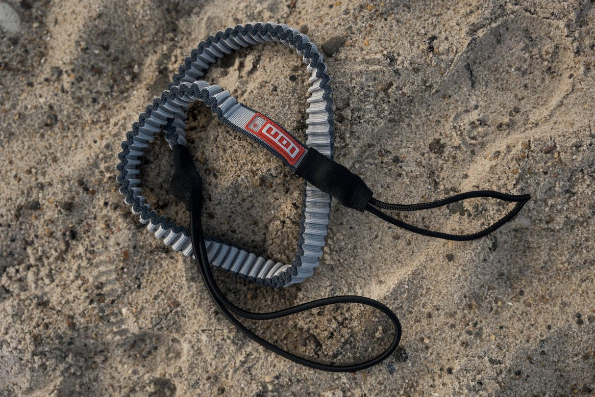 ION Uphaul Line TEC 2026 Trapezleine in Schwarz und Grau mit gepolsterten Griffen, Draufsicht am Strand
