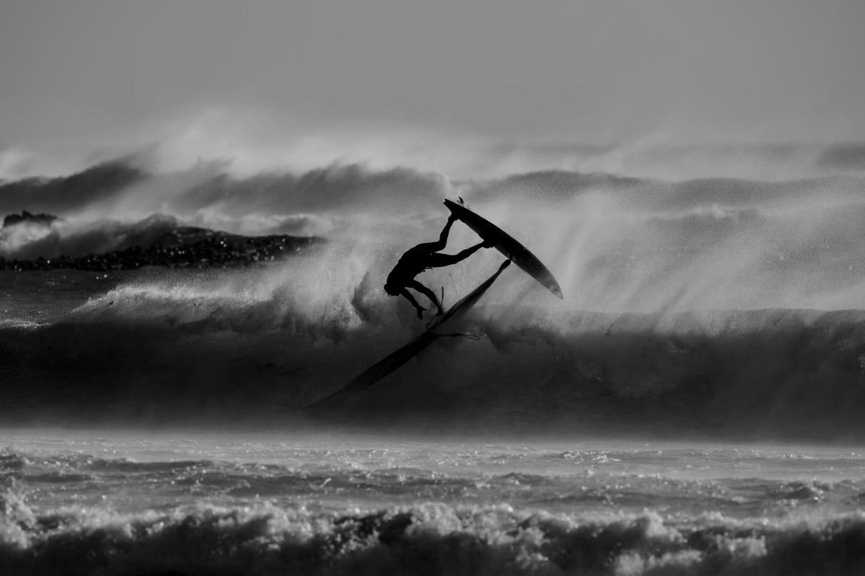 ION Uphaul Line Grip 2026 Griffsystem für Kitesegel, schwarz, in Verwendung bei Kitesurfer auf Welle