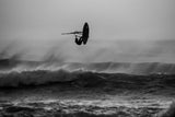 ION Uphaul Line Grip 2026 schwarzer Griffschutz in Aktion beim Windsurfen über Wellen